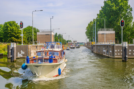 Netherlands, Limburg, Osen, Meuse river, sluice, motor boat