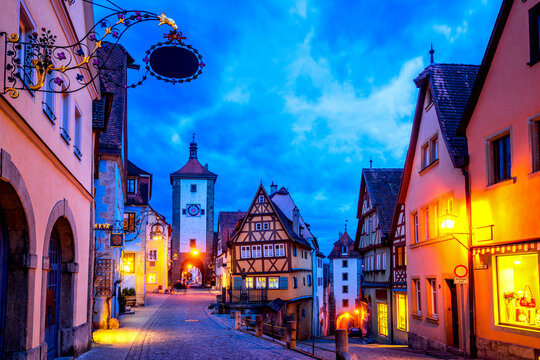Germany, Bavaria, Rothenburg ob der Tauber, Plonlein street at dusk with&Ocirc;&oslash;&Omega;Sieberstor city gate in background