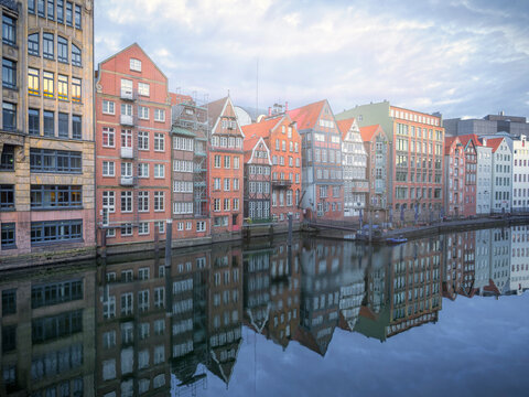 Germany, Hamburg, Row of townhouses reflecting in Nikolaifleet canal