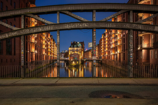 Germany, Hamburg, Wandrahmsfleet canal at night with bridge in foreground