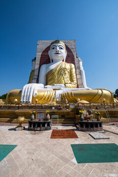 Myanmar, Bago,&Ocirc;&oslash;&Omega;Four Seated Buddha, Kyaikpun Buddha