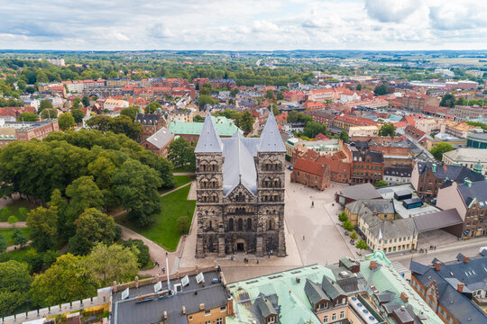 Sweden, Scania, Lund, Aerial view of&Ocirc;&oslash;&Omega;Lund&Ocirc;&oslash;&Omega;Cathedral and adjacent park