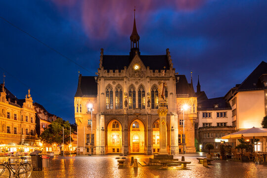 Germany, Erfurt, Fischmarkt with with city hall at night