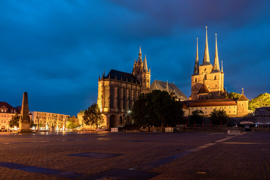 Germany, Erfurt, Domplatz with cathedral at night