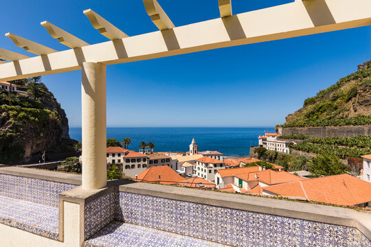 Portugal, Madeira Island, Ribeira Brava, Ponta do Sol, View of town and sea