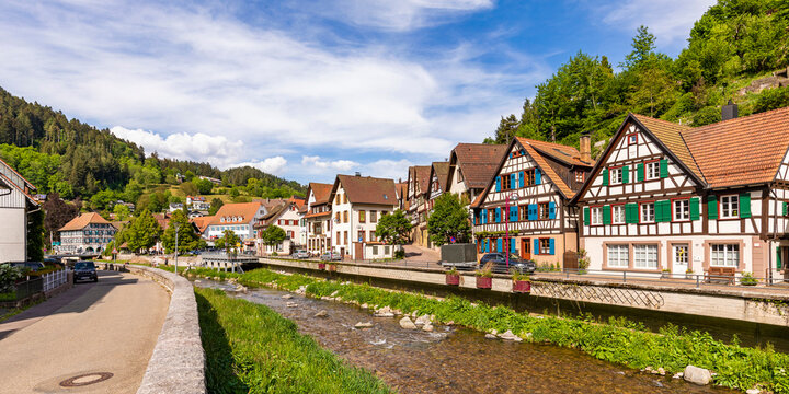 Germany, Baden-Wurttemberg, Schiltach, Kinzig river flowing through old town