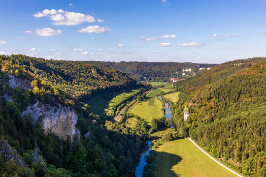 Germany, Baden-Wurttemberg, Beuron, Scenic view of Danube Valley seen from Knopfmacherfelsen