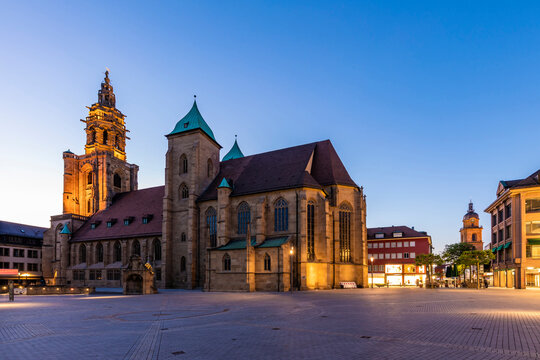 Germany, Baden-Wurttemberg, Heilbronn, Empty square in front of Saint Kilians Church at dusk