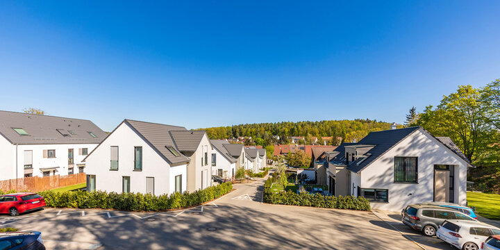 Germany, Baden-Wurttemberg, Leinfelden-Echterdingen, Clear sky over modern suburb