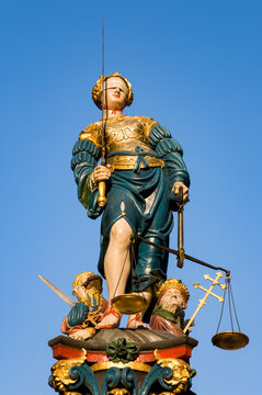 Switzerland, Canton of Bern, Bern, Statue of Lady Justice standing on top of Gerechtigkeitsbrunnen fountain