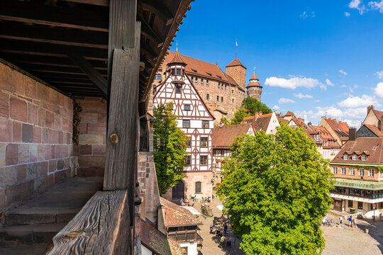 Germany, Bavaria, Nuremberg, Tiergartnertorplatz with&Ocirc;&oslash;&Omega;Nuremberg Castle in background