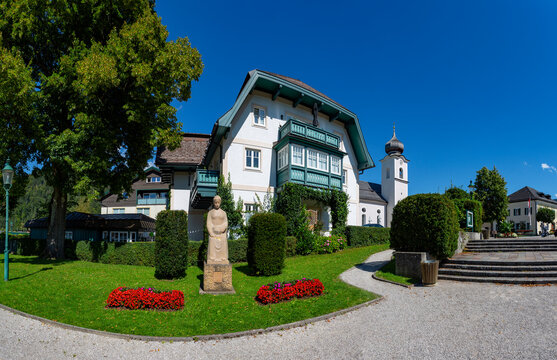 Austria, Salzburg, Strobl Am Wolfgangsee, War memorial on market square in summer