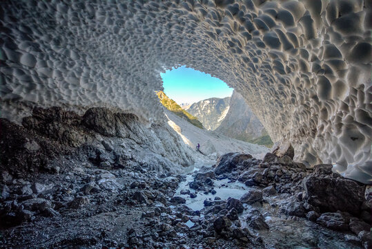 Germany, Bavaria, Berchtesgaden, Cave in&Ocirc;&oslash;&Omega;Eiskapelle&Ocirc;&oslash;&Omega;snowfield