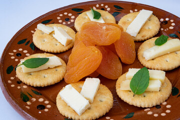 galletas con queso manchego y fruta deshidratada