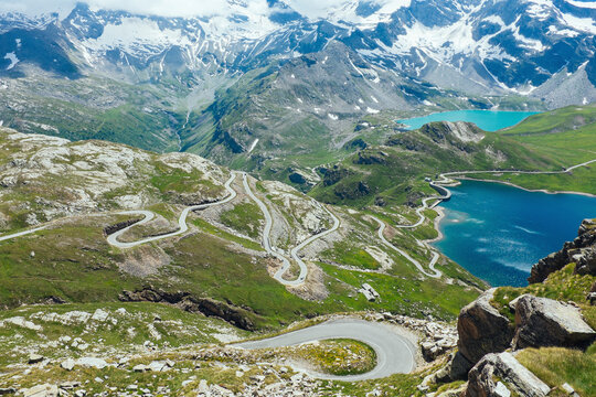 Italy, Piedmont, High angle view of long winding road in Gran&Ocirc;&oslash;&Omega;Paradiso&Ocirc;&oslash;&Omega;National Park