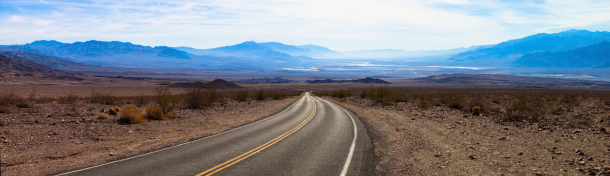 USA, California, Panorama of empty highway in&Ocirc;&oslash;&Omega;Death Valley