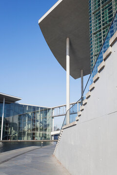 Germany, Berlin, Regierungsviertel, 'Band des Bundes', Bridge between east and west, Paul-Loebe-Building and Marie-Elisabeth-Lueders-Building at Spree river
