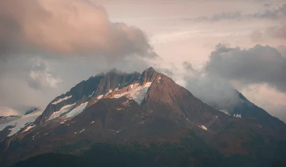 Crédence de cuisine en verre imprimé Denali View of mountain peak surrounded by clouds in Alaska, USA.
