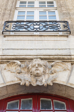 France, Gironde, Bordeaux, Low angle view of&Ocirc;&oslash;&Omega;mascaron&Ocirc;&oslash;&Omega;decorating entrance of residential building