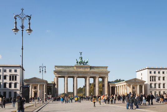 Germany, Berlin, Pedestrians in front of&Ocirc;&oslash;&Omega;Brandenburg Gate