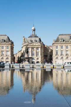 France, Gironde, Bordeaux, Place&Ocirc;&oslash;&Omega;de&Ocirc;&oslash;&Omega;la&Ocirc;&oslash;&Omega;Bourse&Ocirc;&oslash;&Omega;reflecting in&Ocirc;&oslash;&Omega;Miroir&Ocirc;&oslash;&Omega;dEau&Ocirc;&oslash;&Omega;pool
