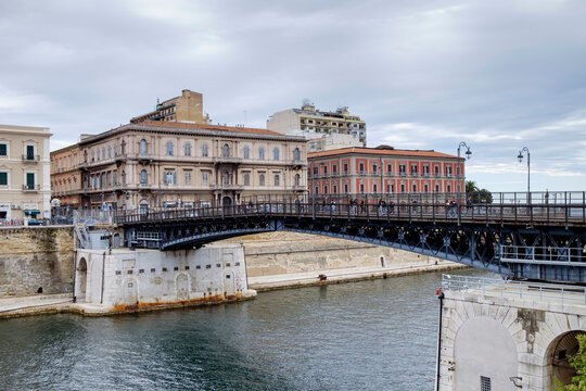 Italy, Province of Taranto, Taranto, Ponte Girevole bridge over city canal