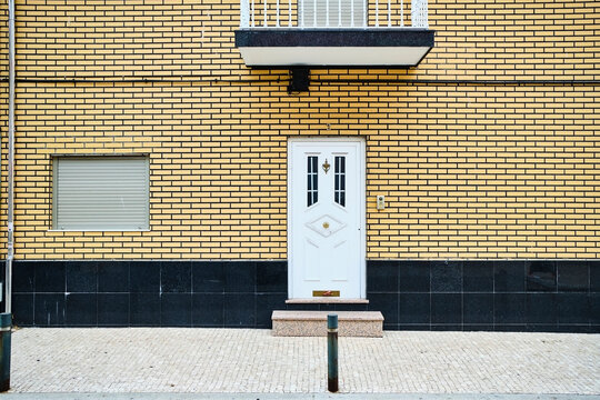 Portugal, Porto, Afurada, Unique house facade seen from sidewalk&Ocirc;&oslash;&Omega;