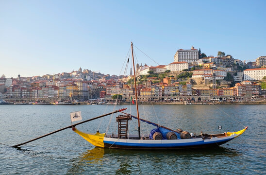 Portugal, Porto, Douro, Vila Nova&Ocirc;&oslash;&Omega;de&Ocirc;&oslash;&Omega;Gaia&Ocirc;&oslash;&Omega;port wine boats