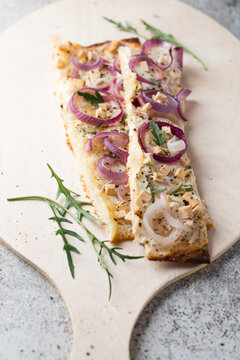 Vegan&Ocirc;&oslash;&Omega;tarte flambee with smoked tofu and onions