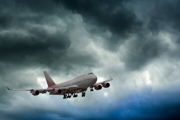 Fototapeta na wymiar Airlines Jet in a blue sky at International Airport