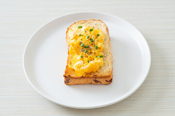 bread toast with scramble egg