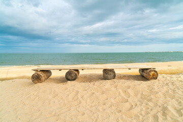 Obraz premium wood bench on beach with sea beach background