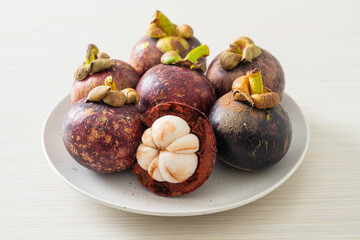 Obraz premium fresh mangosteen on white plate