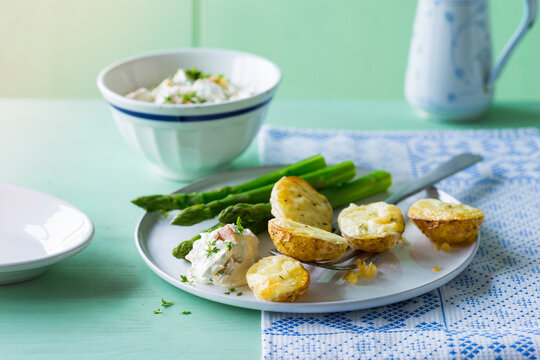 Baked potatoes with green asparagus and cream cheese, gratinated with cheese