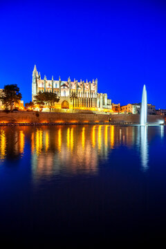 Spain, Palma de Mallorca, Palma Cathedral illuminated at dusk