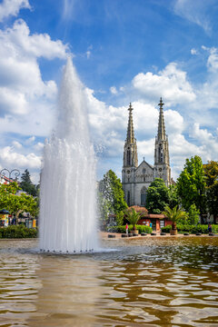 Germany, Baden-Wurttemberg, Baden-Baden, Augustaplatz fountain splashing in front of Stadtkirche