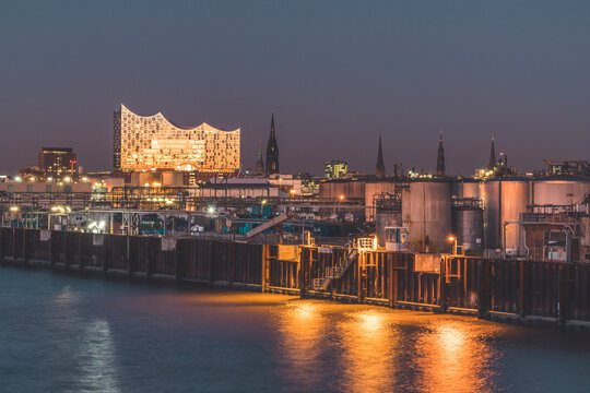 Germany, Hamburg, Kleiner Grasbrook harbor at dusk with Elbphilharmonie hall in background