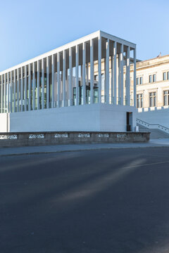 Germany, Berlin, Empty street in front of&Ocirc;&oslash;&Omega;James Simon Gallery