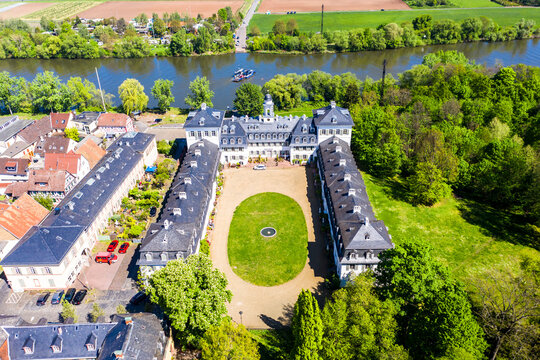 Germany, Hesse, Offenbach am Main, Helicopter view of&Ocirc;&oslash;&Omega;Rumpenheim&Ocirc;&oslash;&Omega;Castle in summer