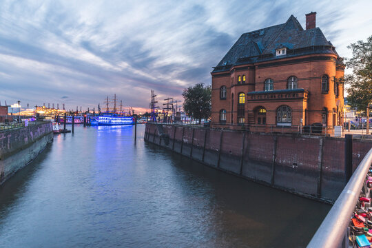 Germany, Hamburg, Police Station At Edge Of Elbe River Canal With Harbor In Background