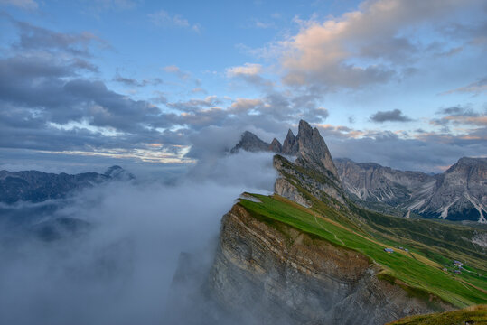 Italy, Dolomites, Sout Tyrol, Puez-Geisler Nature Park, Val di Funes, View from the mountain Seceda to the mountains of the Geisler Group