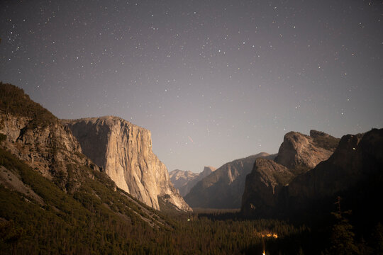 USA, California, Yosemite National Park, Tunnel View at night