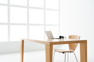 無人のオフィス・ノートパソコン（ビジネス）