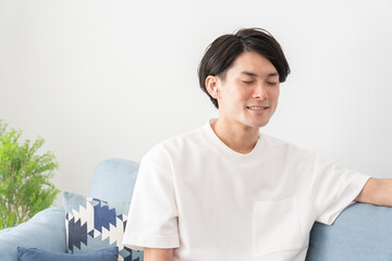 ワイヤレスイヤホンで音楽を聴く若い男性