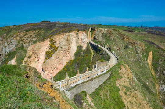 United Kingdom, Channel islands, road connecting the narrow isthmus of Greater and Little Sark