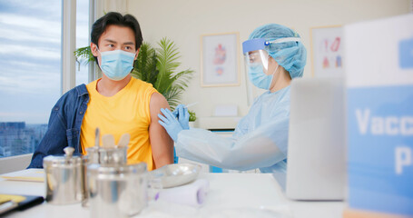 man gets vaccination