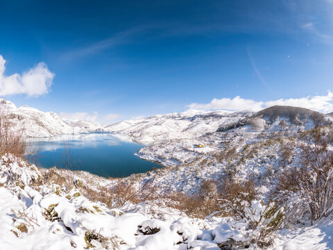 Spain, Asturia, Picos de Europa, Riano, Embalse de Riano reservoir in winter