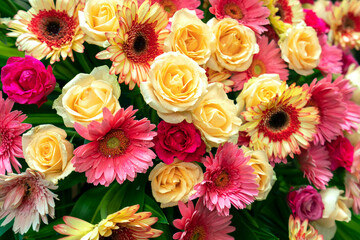 Chrysanthemums and roses are artistically decorated as gifts, congratulations, birthdays, weddings, bringing joy to people.