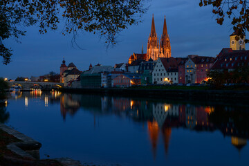 Germany, Bavaria, Regensburg, Old town, Stone Bridge, Bruck Gate and Regensburg Cathedral, Danube river at night