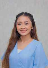 Fototapeta premium a girl looks happy smiling against a wall background